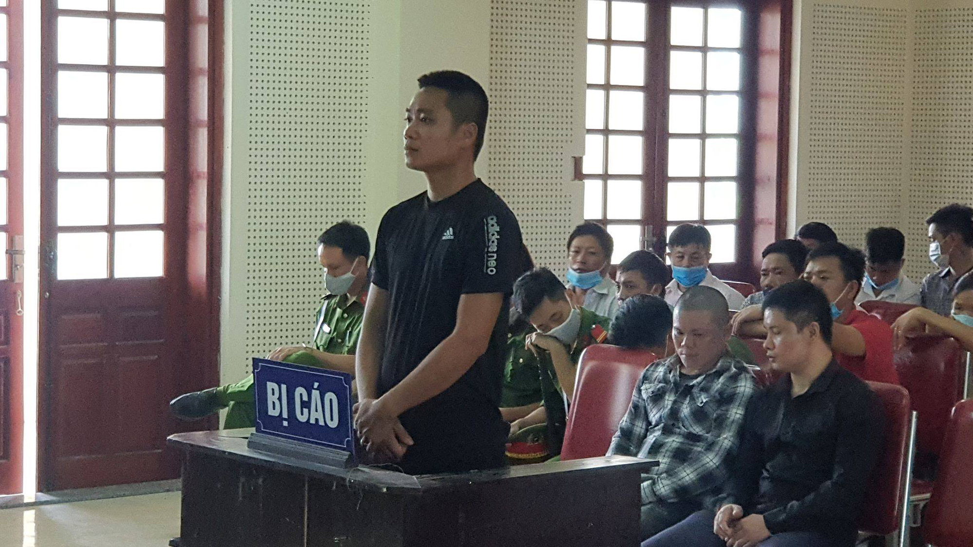 3 thanh niên ném bom xăng gây cháy shop quần áo, chủ cửa hàng bỏng nặng