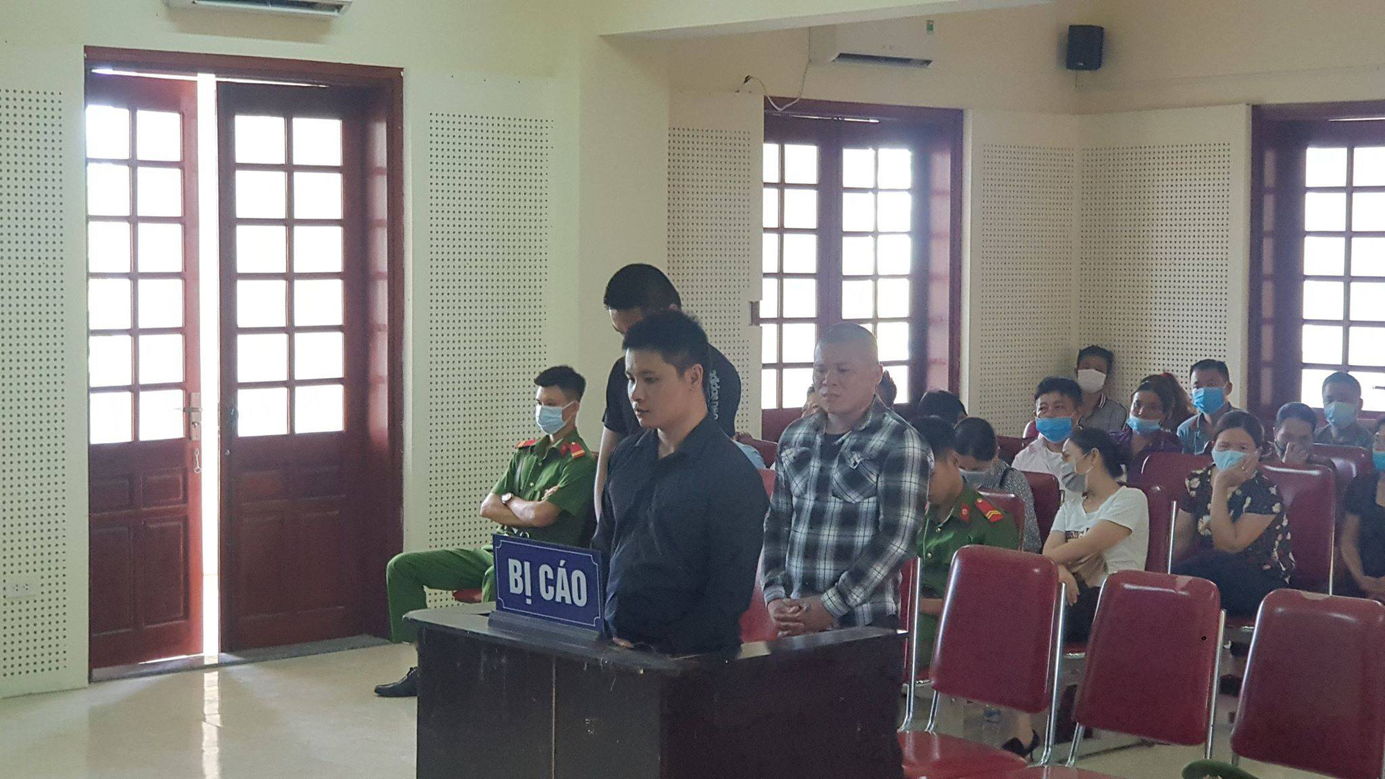 3 thanh niên ném bom xăng gây cháy shop quần áo, chủ cửa hàng bỏng nặng - Ảnh 3.