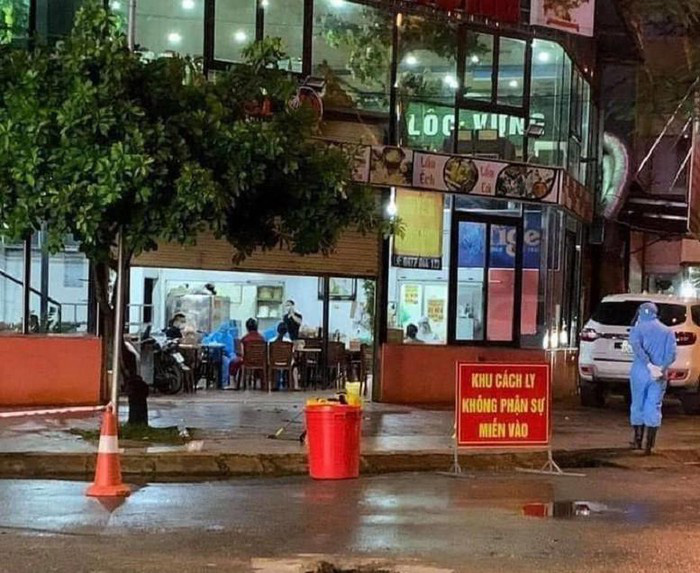 Bệnh nhân dương tính SARS-CoV-2 đã được đón tiếp, thăm khám thế nào tại 2 bệnh viện ở Hà Nội? - Ảnh 3.