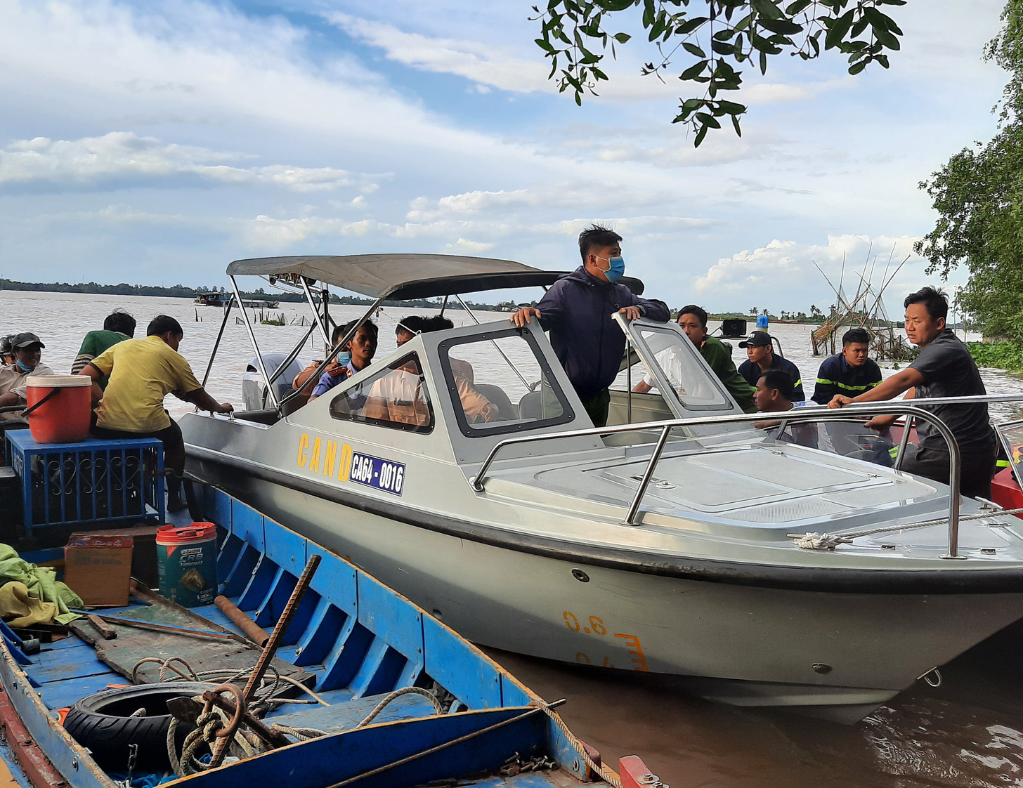 Bơi xuồng ra sông Tiền câu cá, 5 thanh thiếu niên gặp nạn