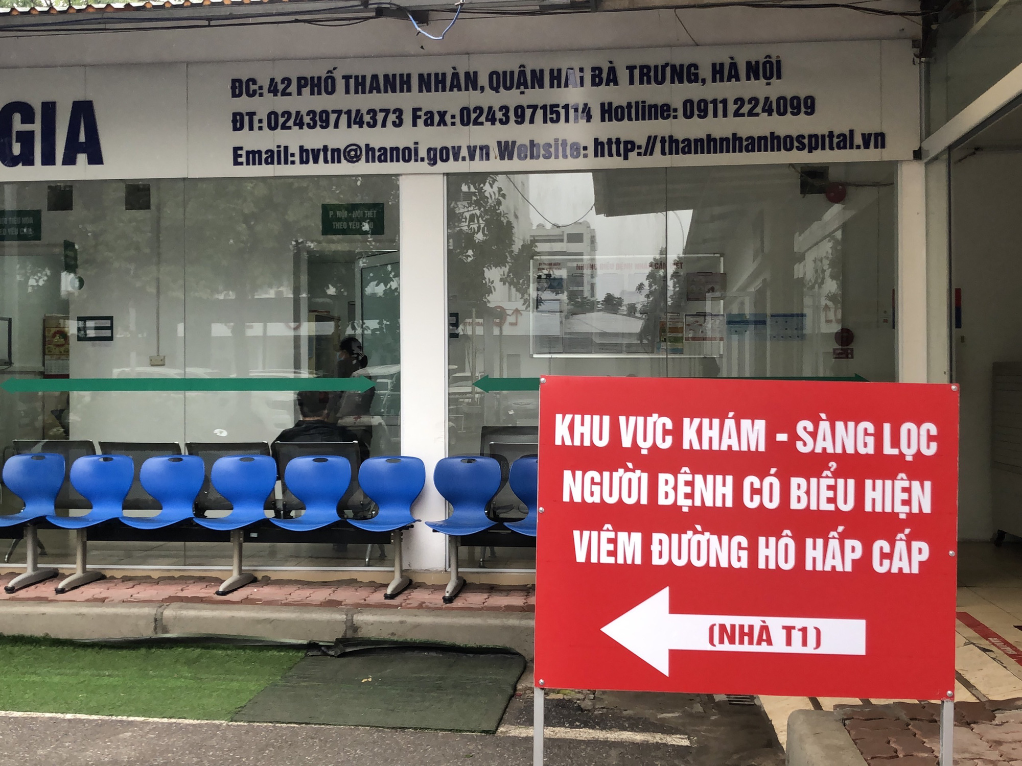 Bệnh nhân dương tính SARS-CoV-2 đã được đón tiếp, thăm khám thế nào tại 2 bệnh viện ở Hà Nội?