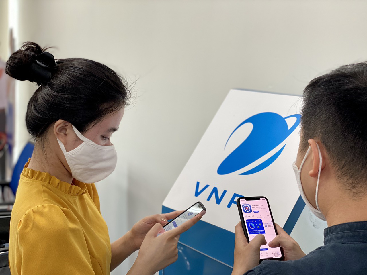 Chung tay ph&ograve;ng chống Covid-19: VNPT tặng ngay 5GB data cho người tải Bluezone - Ảnh 1.