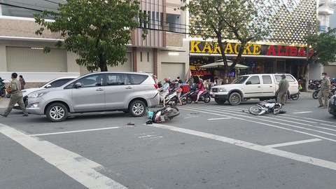 Hai thiếu niên va chạm ô tô khi trốn cảnh sát hình sự khai gì?