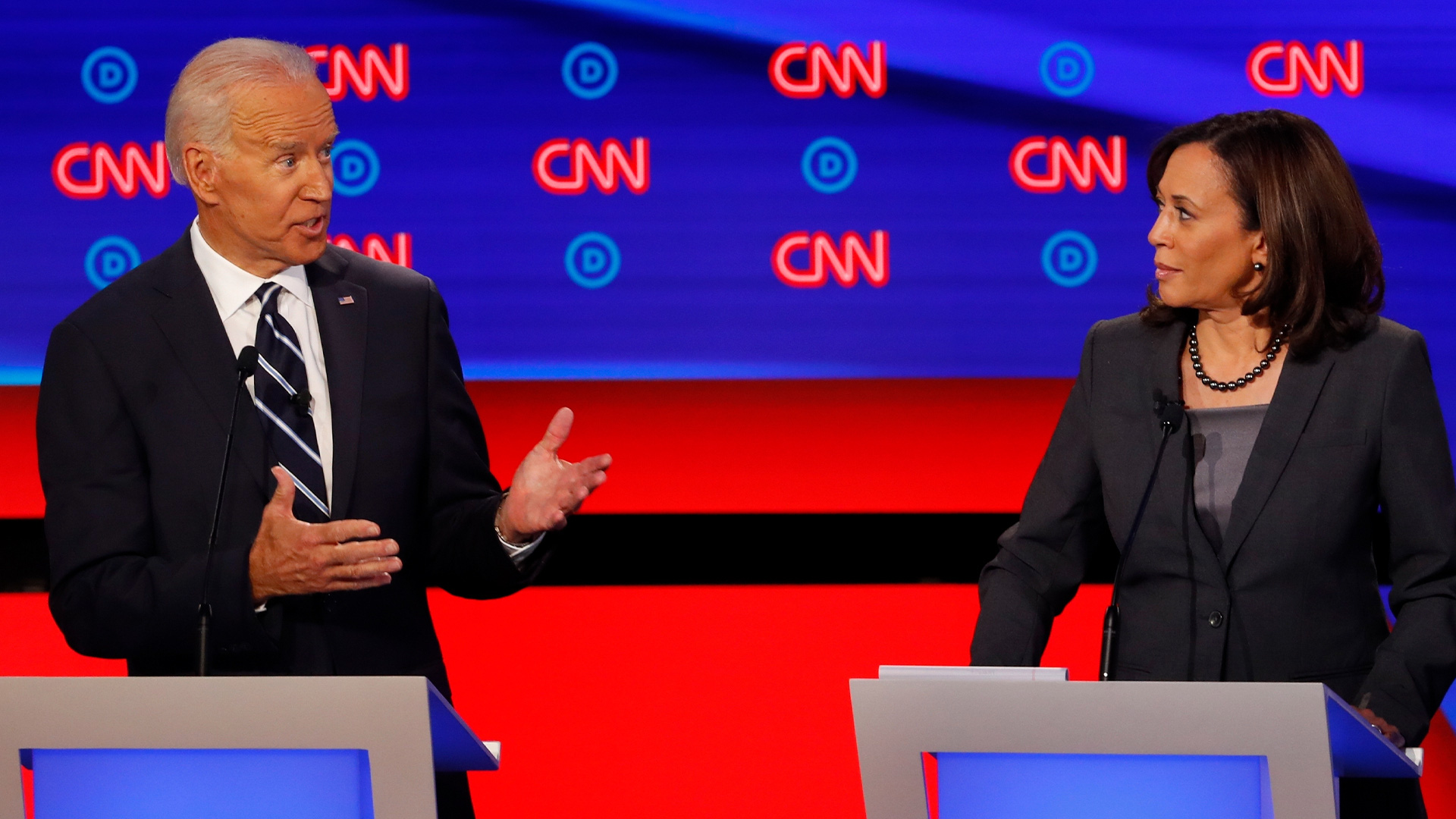 Tổng thống Trump gọi đối tác tranh cử của ông Biden là "đồ giả tạo"