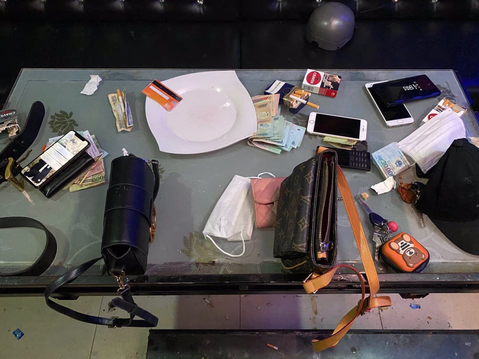 Nh&oacute;m nam, nữ thanh ni&ecirc;n bay lắc trong qu&aacute;n karaoke giữa dịch bệnh - Ảnh 2.