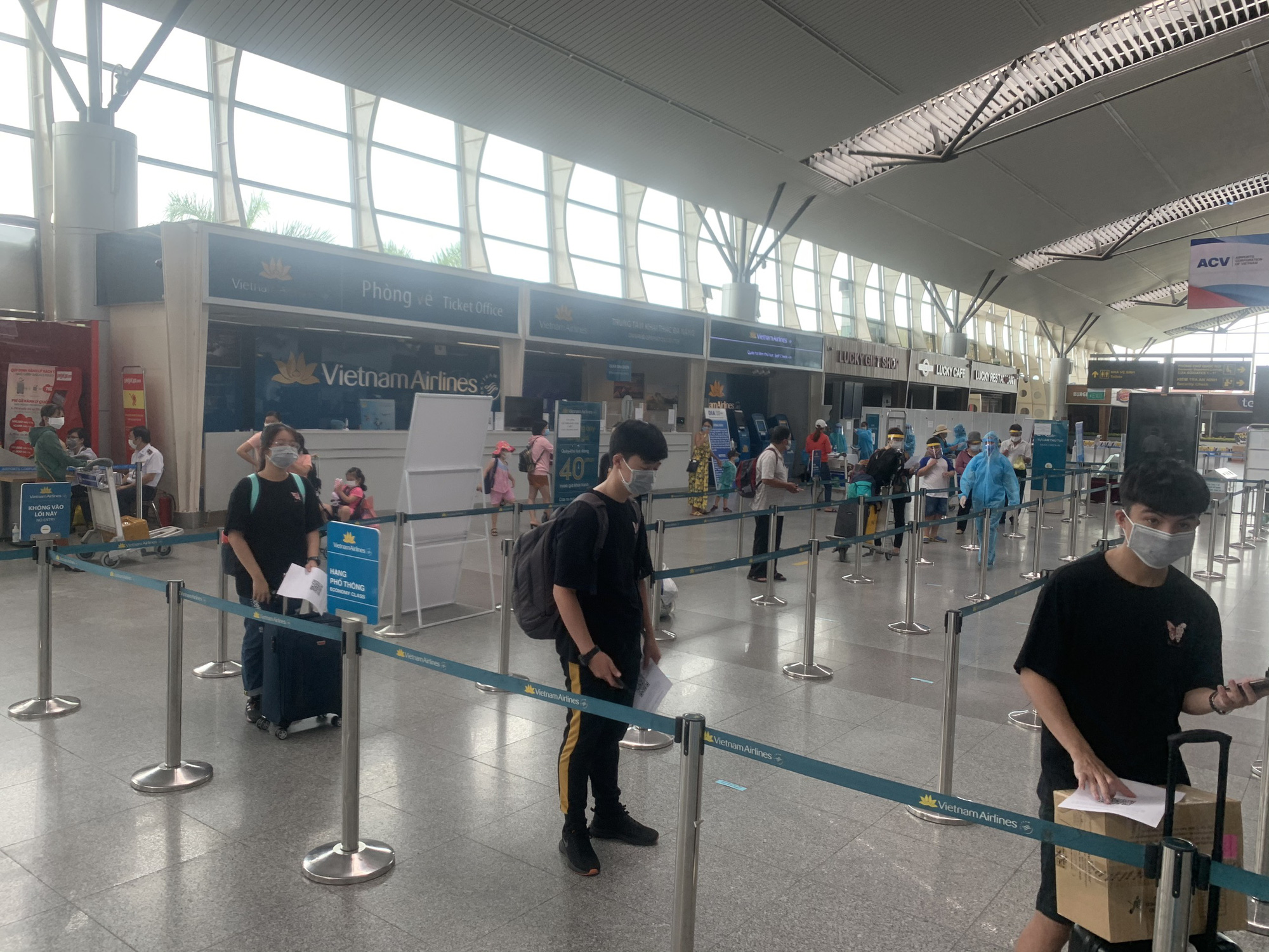 Chuyến bay đầu ti&ecirc;n chở hơn 300 du kh&aacute;ch từ Đ&agrave; Nẵng đ&atilde; tới TP HCM - Ảnh 1.