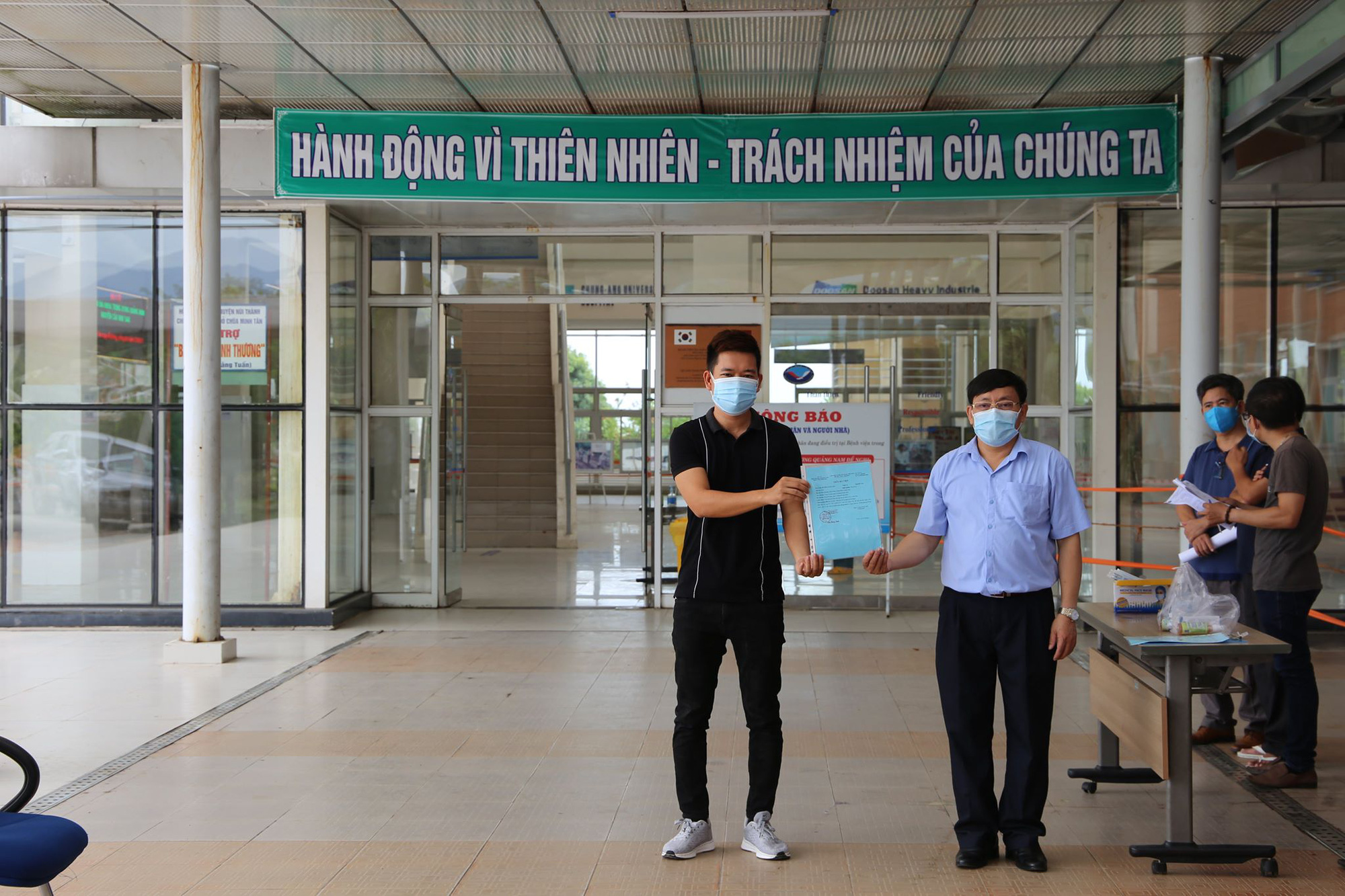 Tin vui: 2 bệnh nhân Covid-19 đầu tiên ở Quảng Nam xuất viện