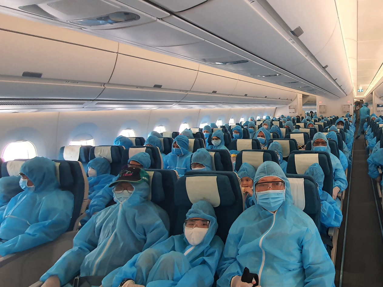 Chuyến bay đầu tiên đưa hơn 300 du khách mắc kẹt ở Đà Nẵng về tới TP HCM