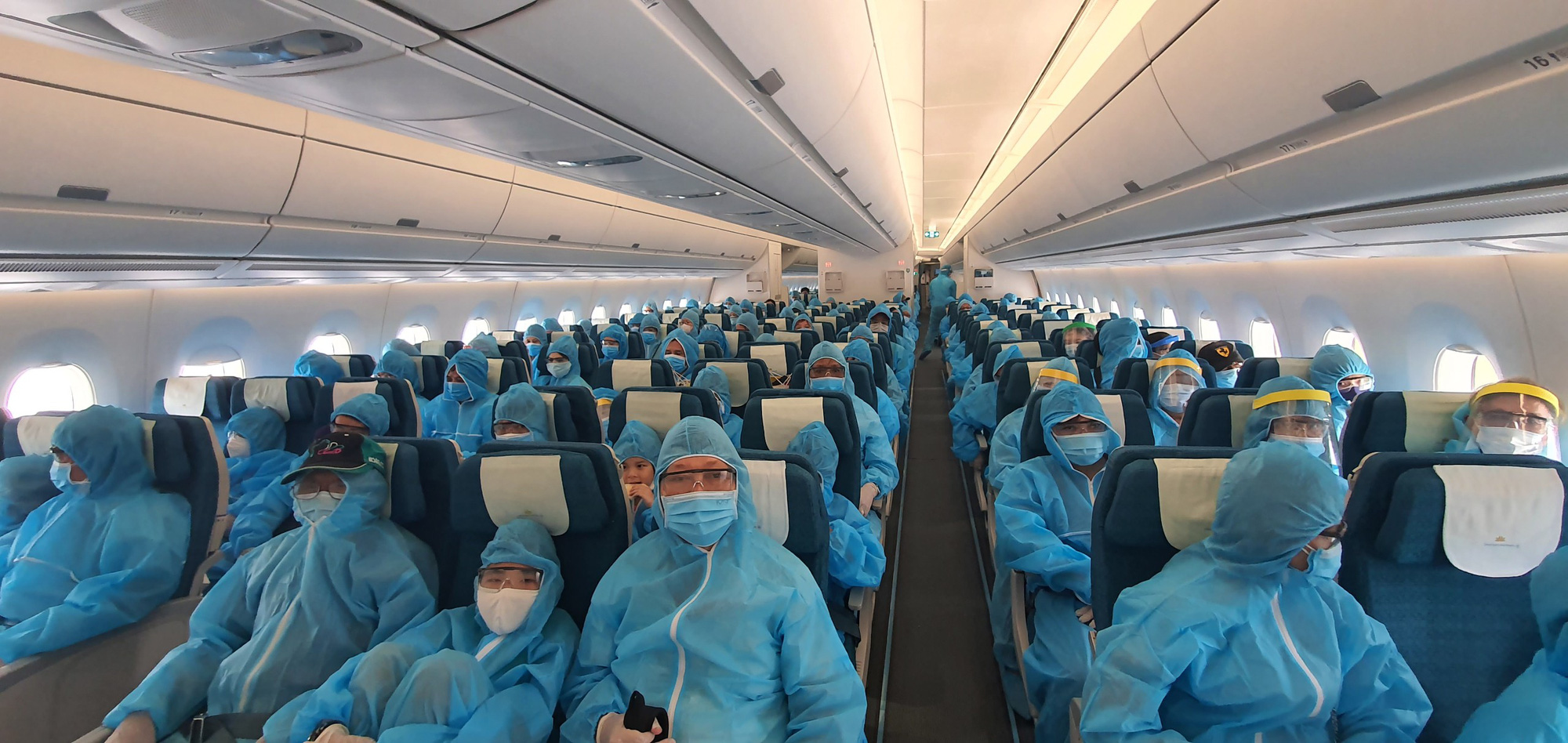 Chuyến bay đầu ti&ecirc;n chở hơn 300 du kh&aacute;ch từ Đ&agrave; Nẵng đ&atilde; tới TP HCM - Ảnh 2.