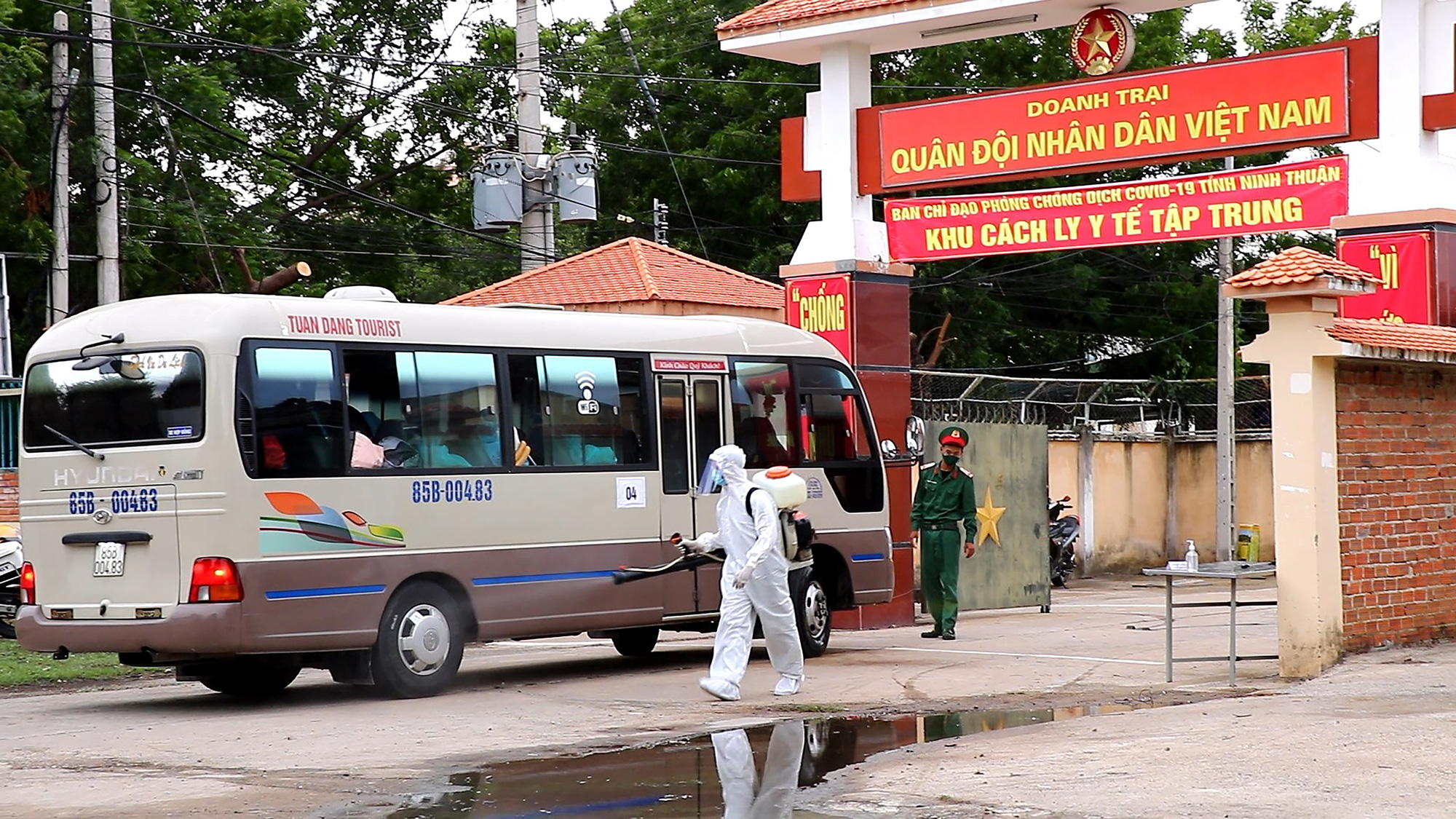 Ninh Thuận: Đ&oacute;n 230 c&ocirc;ng d&acirc;n Việt Nam về từ Malaysia  - Ảnh 1.