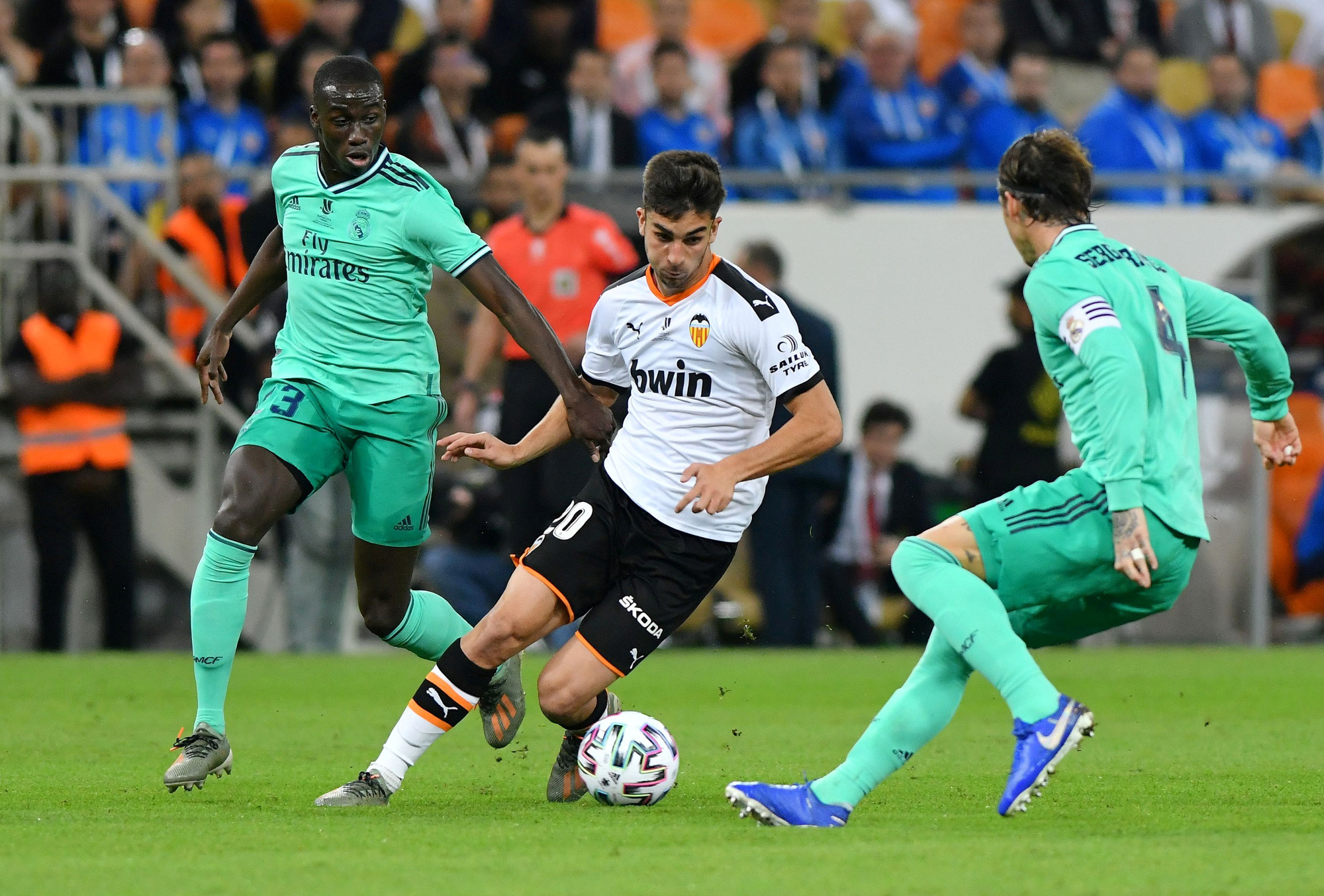Cạn kiệt t&agrave;i ch&iacute;nh, cựu vương Valencia rao b&aacute;n cả đội b&oacute;ng La Liga - Ảnh 5.
