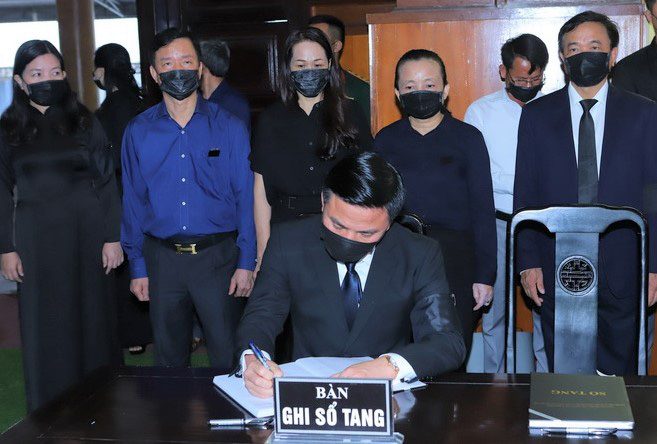 Ghi sổ tang, Bí thư Trịnh Văn Chiến nguyện học tập, noi gương nguyên Tổng Bí thư Lê Khả Phiêu - Ảnh 5.