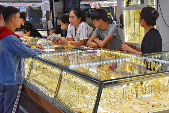 Mua - bán vàng chênh lệch kỷ lục, ai hưởng lợi?