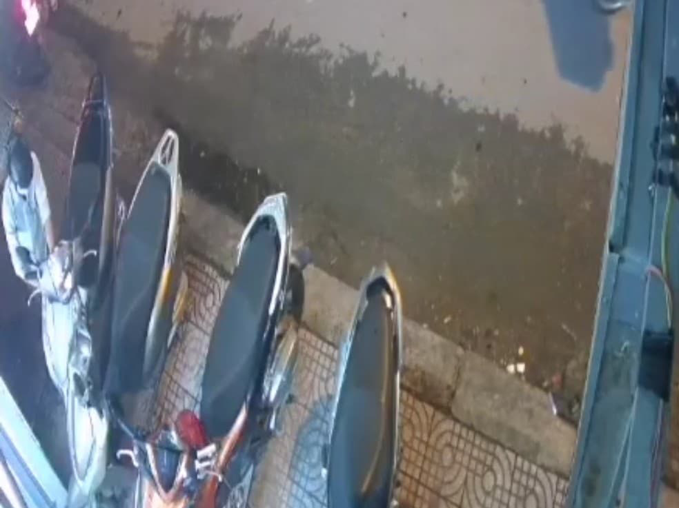 Clip: Trộm xe tay ga táo tợn trước tiệm hớt tóc ở quận Bình Tân