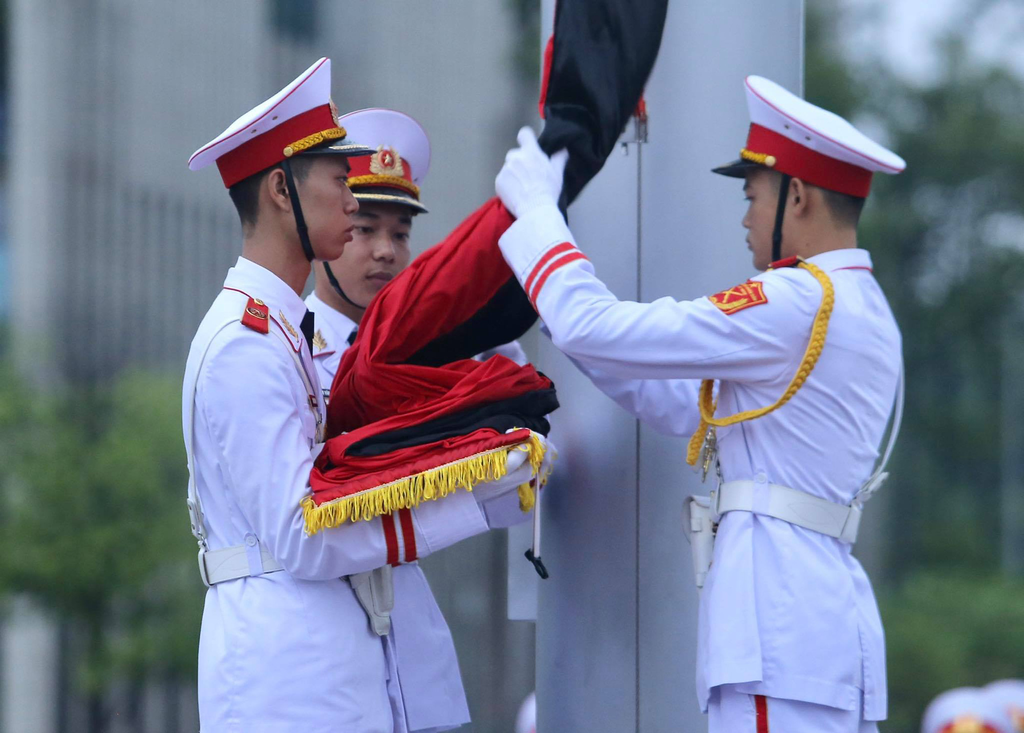 To&agrave;n cảnh Lễ treo cờ rủ Quốc tang nguy&ecirc;n Tổng B&iacute; thư L&ecirc; Khả Phi&ecirc;u - Ảnh 18.