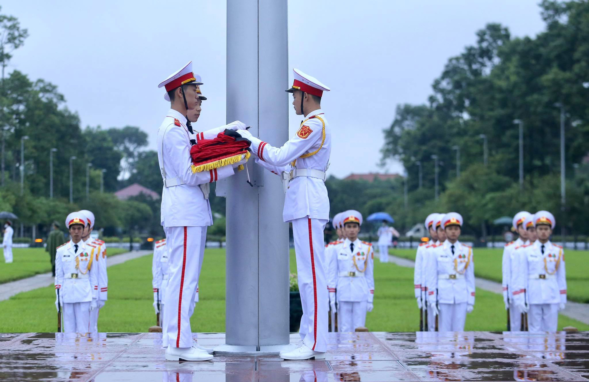 To&agrave;n cảnh Lễ treo cờ rủ Quốc tang nguy&ecirc;n Tổng B&iacute; thư L&ecirc; Khả Phi&ecirc;u - Ảnh 13.
