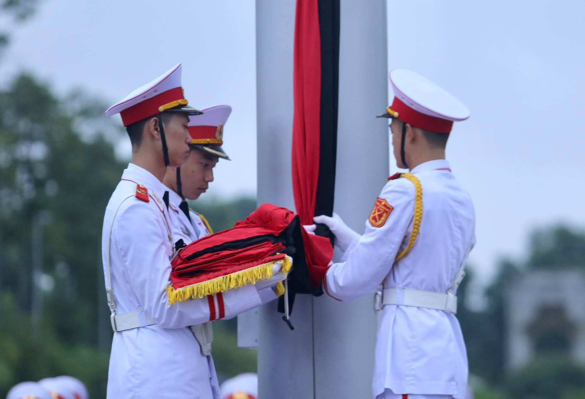 To&agrave;n cảnh Lễ treo cờ rủ Quốc tang nguy&ecirc;n Tổng B&iacute; thư L&ecirc; Khả Phi&ecirc;u - Ảnh 17.