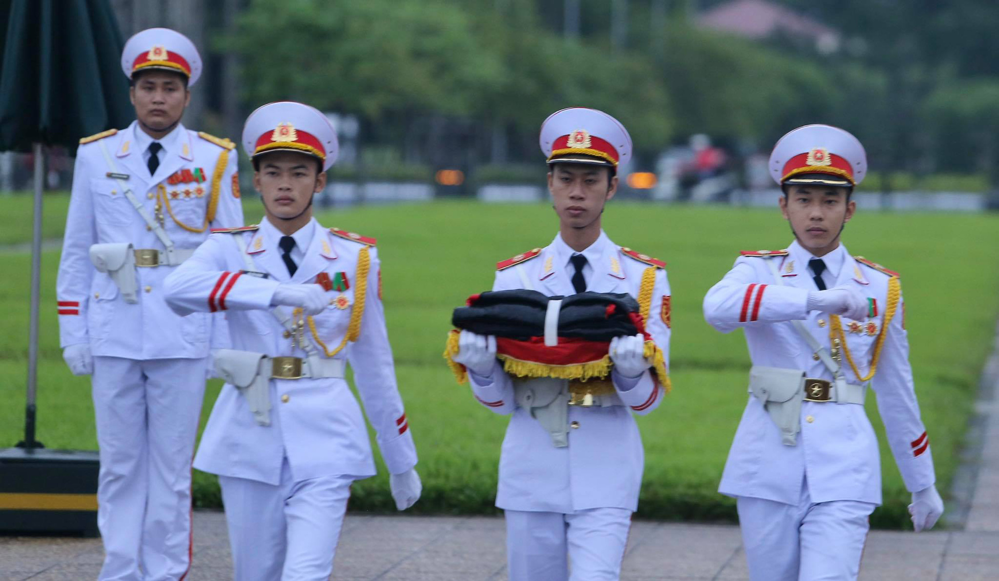 To&agrave;n cảnh Lễ treo cờ rủ Quốc tang nguy&ecirc;n Tổng B&iacute; thư L&ecirc; Khả Phi&ecirc;u - Ảnh 11.