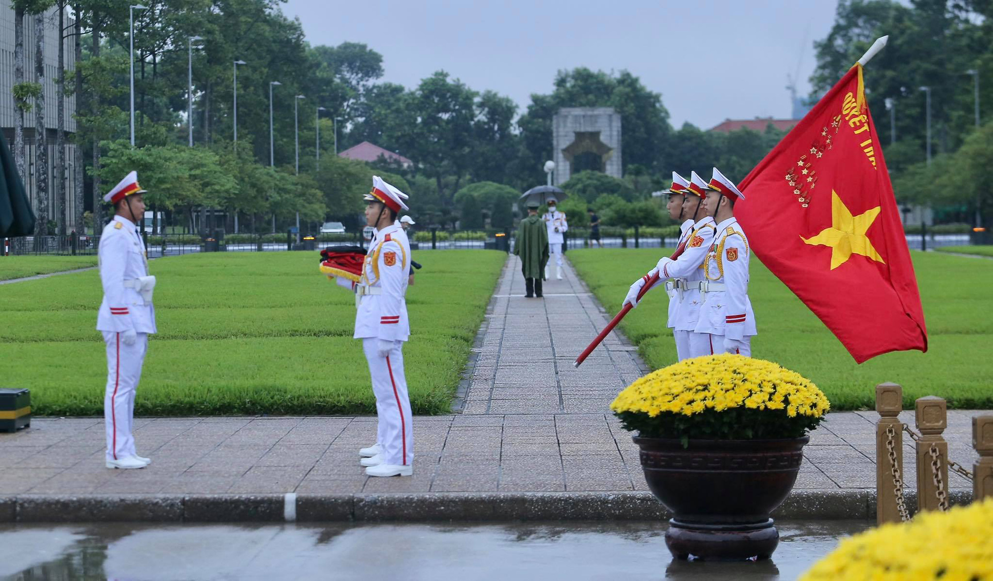 To&agrave;n cảnh Lễ treo cờ rủ Quốc tang nguy&ecirc;n Tổng B&iacute; thư L&ecirc; Khả Phi&ecirc;u - Ảnh 8.