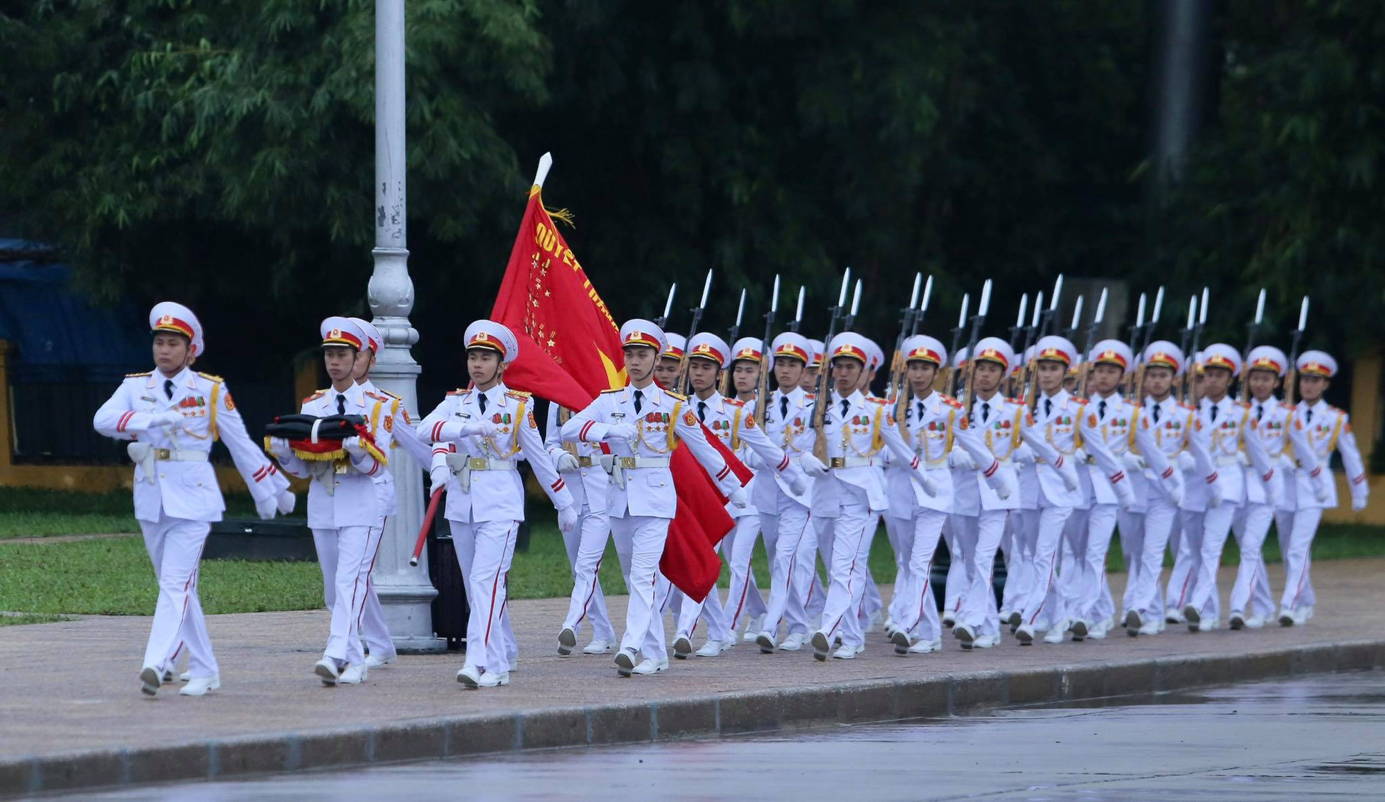 To&agrave;n cảnh Lễ treo cờ rủ Quốc tang nguy&ecirc;n Tổng B&iacute; thư L&ecirc; Khả Phi&ecirc;u - Ảnh 5.