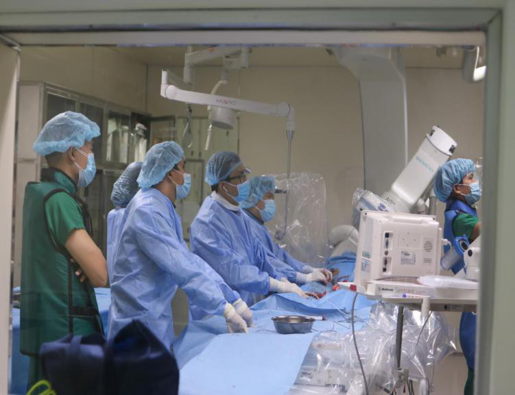 Nhờ đặt stent graft, cụ ông 82 tuổi thoát khối u có mạch đập tại bụng