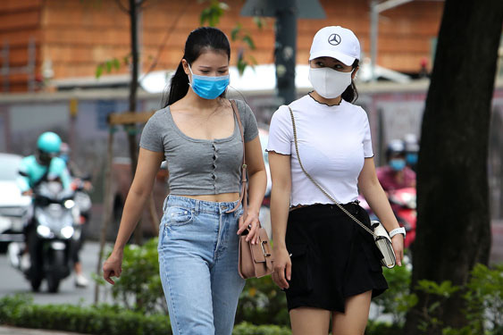 Mở khẩu trang cũng phải cẩn thận!