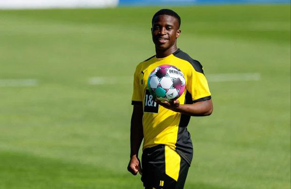 Dortmund cho "thần đồng" Moukoko... nghỉ học