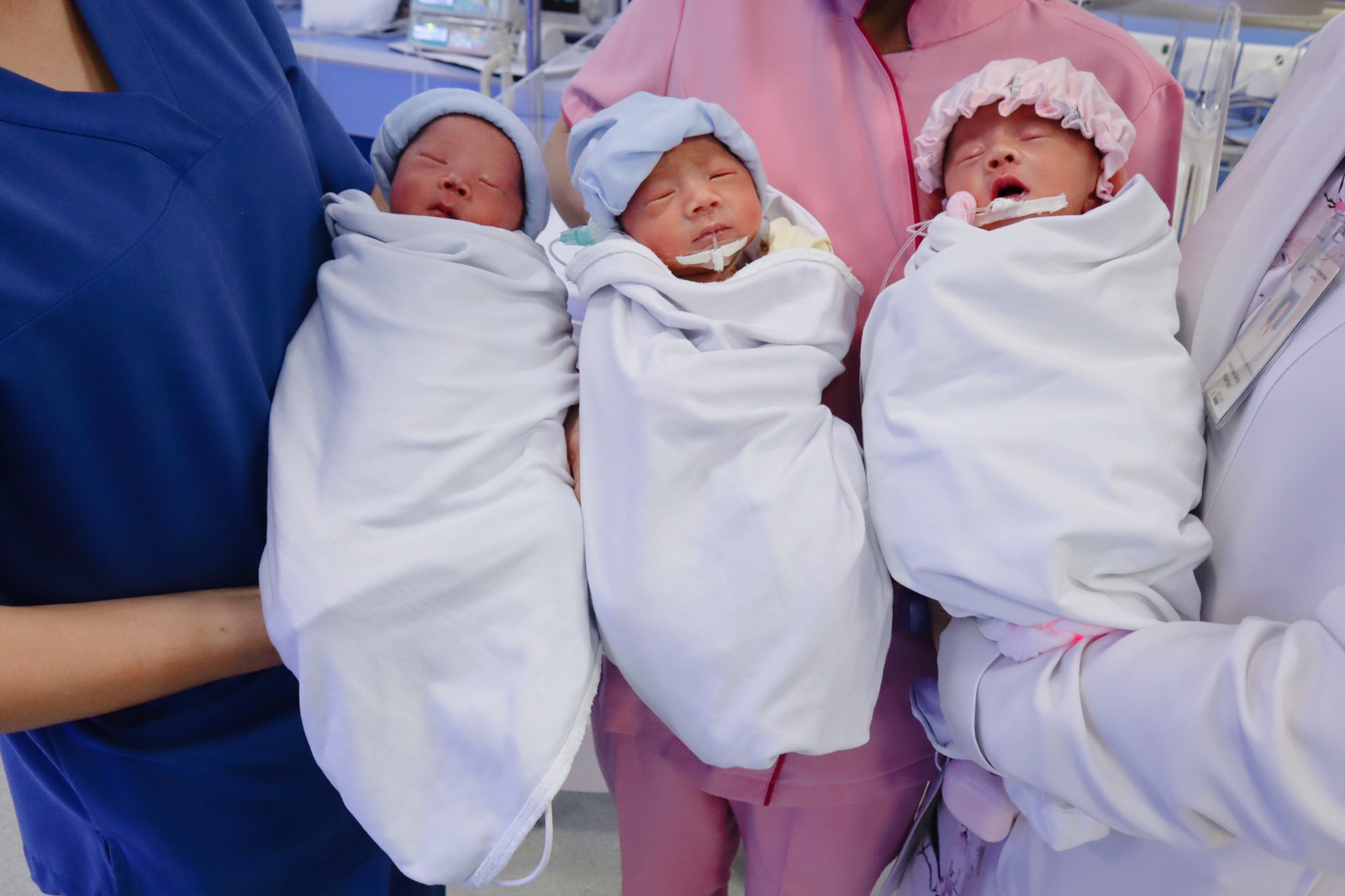 Hiếm gặp, người mẹ trẻ sinh một lần gồm 2 trai, 1 gái