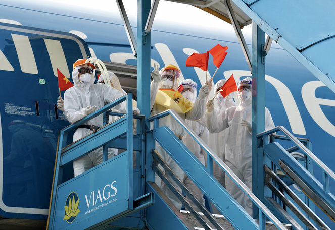 Gần 200 công dân Việt về từ Guinea Xích đạo hết hạn cách ly được về nhà