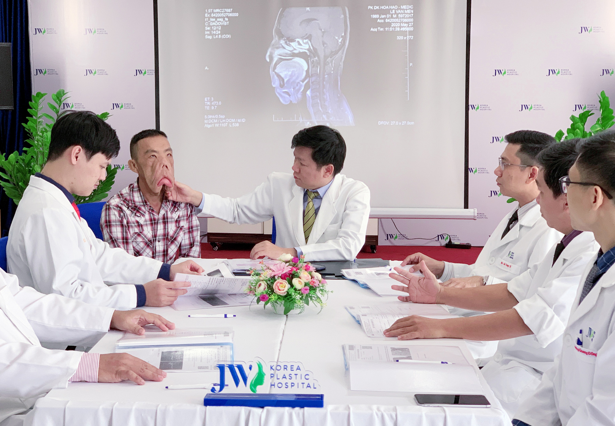 Khát khao của chàng trai mặt quỷ, 15 năm ngủ ngồi - Ảnh 4.