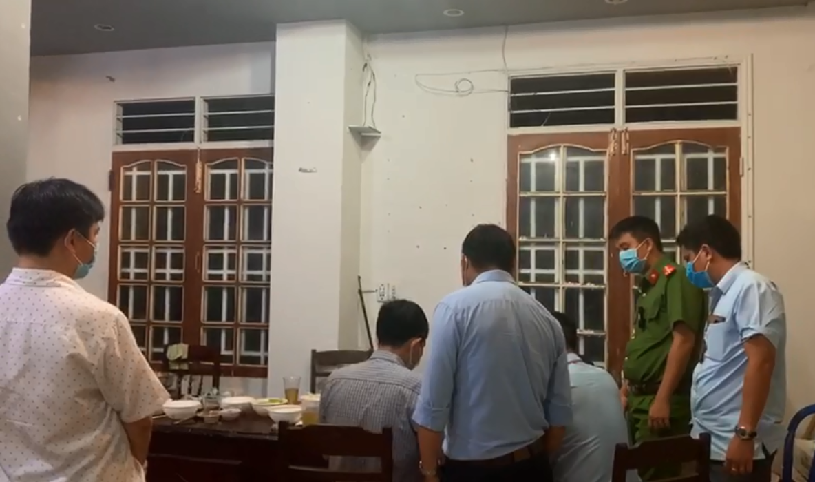 Tụ tập ăn nhậu khi khi cách ly xã hội phòng Covid-19, 7 người bị phạt 35 triệu đồng