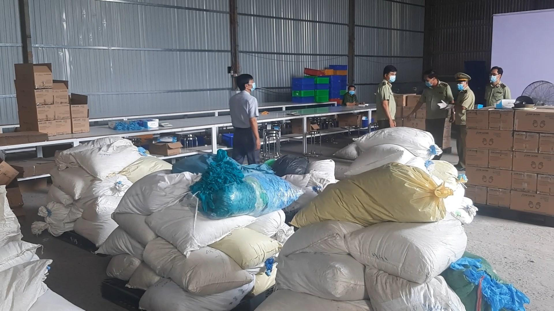 Phát hiện 2,1 triệu găng tay y tế đã qua sử dụng