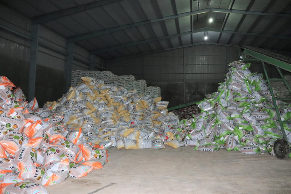 Lực lượng Quản l&yacute; thị trường đột nhập, ph&aacute;t hiện kho ph&acirc;n b&oacute;n dỏm - Ảnh 2.