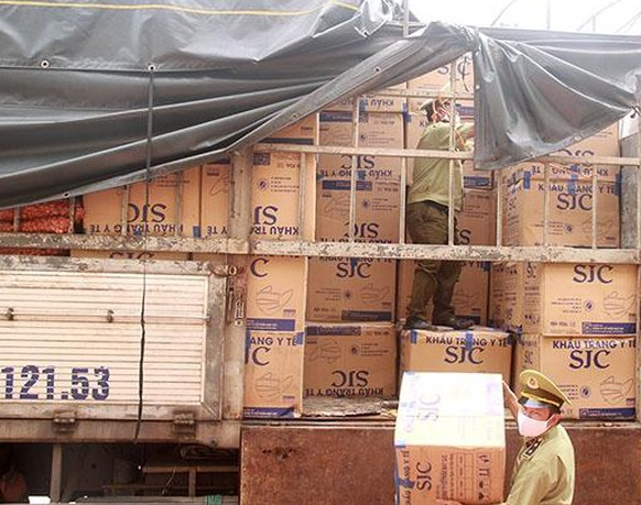 Bắt xe tải chở 390.000 khẩu trang y tế không rõ nguồn gốc từ TP HCM ra Bắc