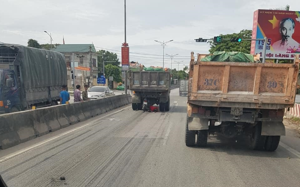 CLIP: Xe máy phóng như bay lao vào đuôi xe tải, nam thanh niên nguy kịch