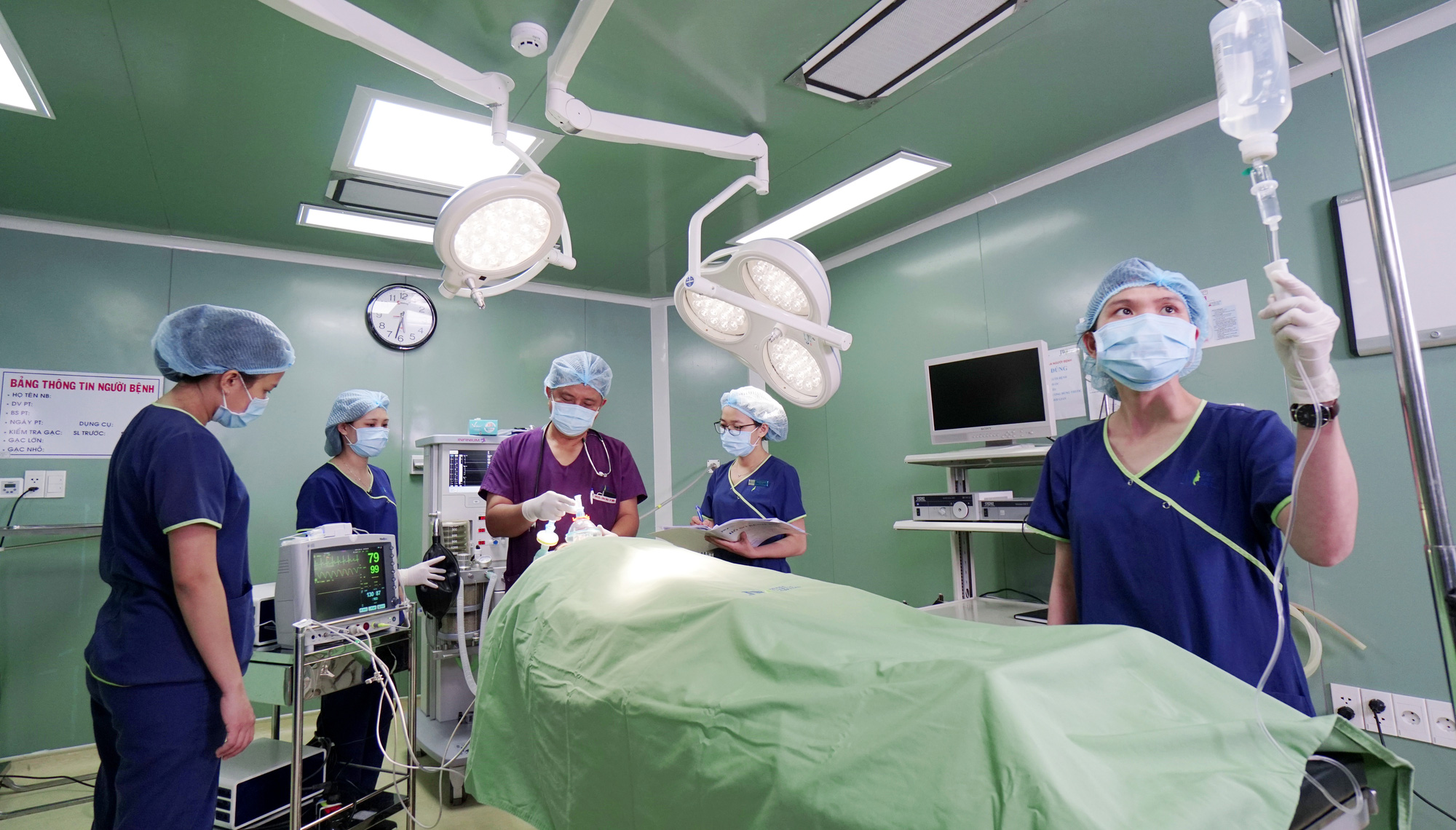 Xuyên trưa phẫu thuật trả dung mạo chàng trai mặt quỷ - Ảnh 4.