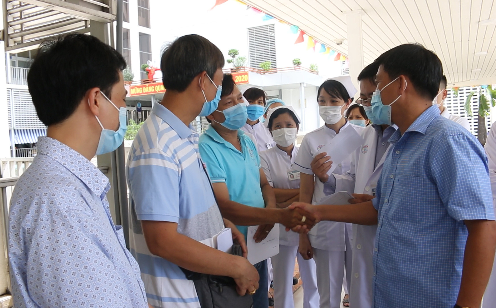 CLIP: Y - bác sĩ Bệnh viện Chợ Rẫy với phút chia tay lên đường vào tâm dịch Covid-19 - Ảnh 1.