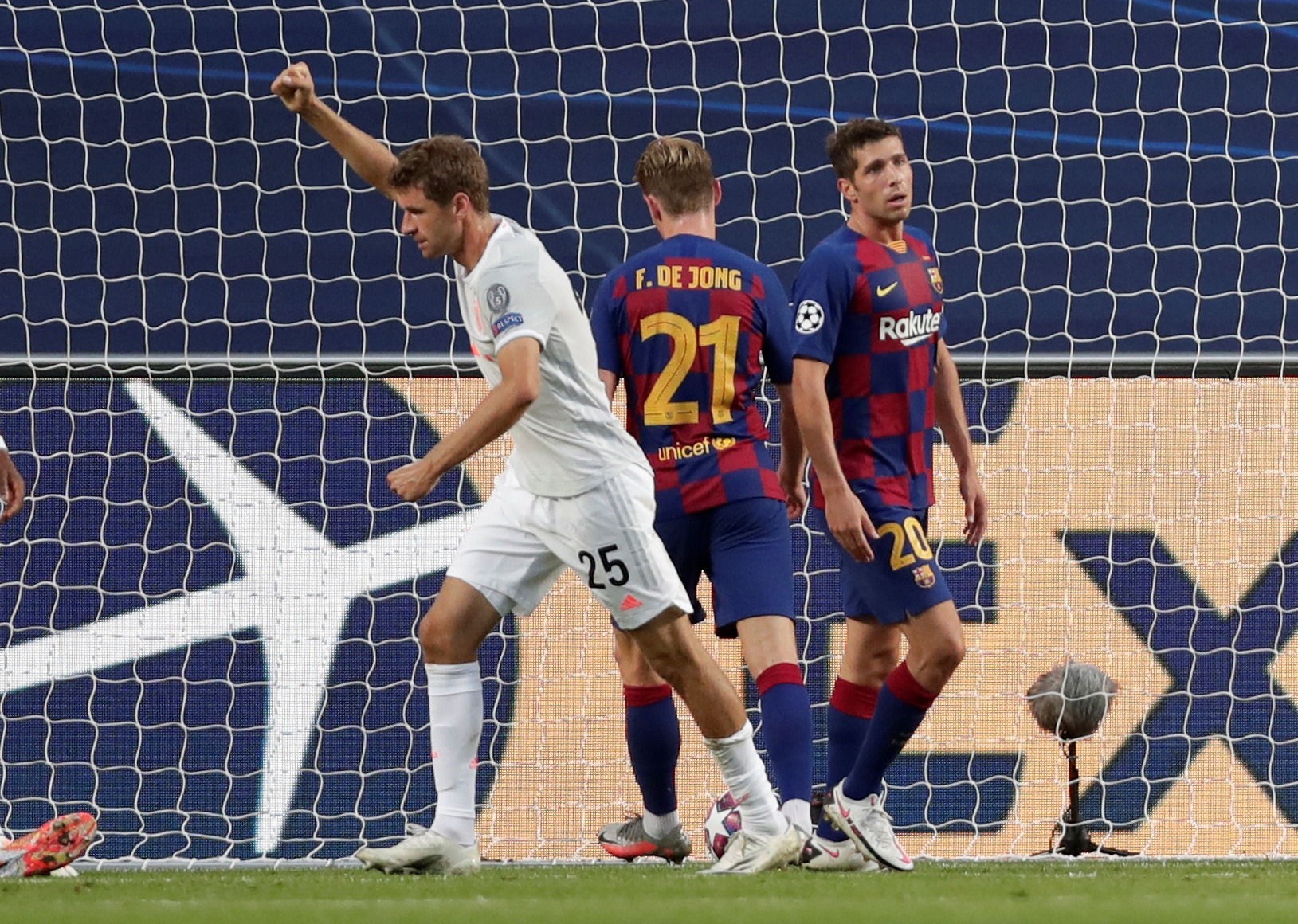 Đ&ecirc;m Lisbon kinh ho&agrave;ng, Barcelona đại bại 2-8 trước Bayern Munich - Ảnh 2.