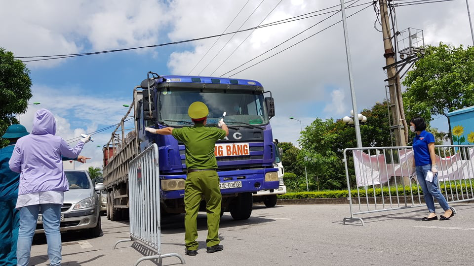 Qu&aacute; tải tại c&aacute;c chốt chặn cửa ng&otilde; TP Hải Dương ng&agrave;y đầu n&acirc;ng cao mức độ c&aacute;ch ly - Ảnh 2.