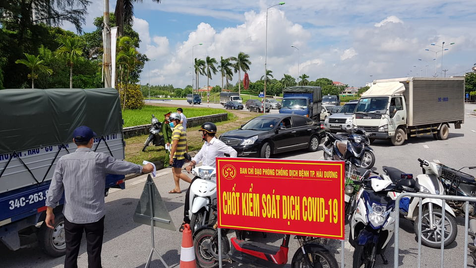 Qu&aacute; tải tại c&aacute;c chốt chặn cửa ng&otilde; TP Hải Dương ng&agrave;y đầu n&acirc;ng cao mức độ c&aacute;ch ly - Ảnh 6.