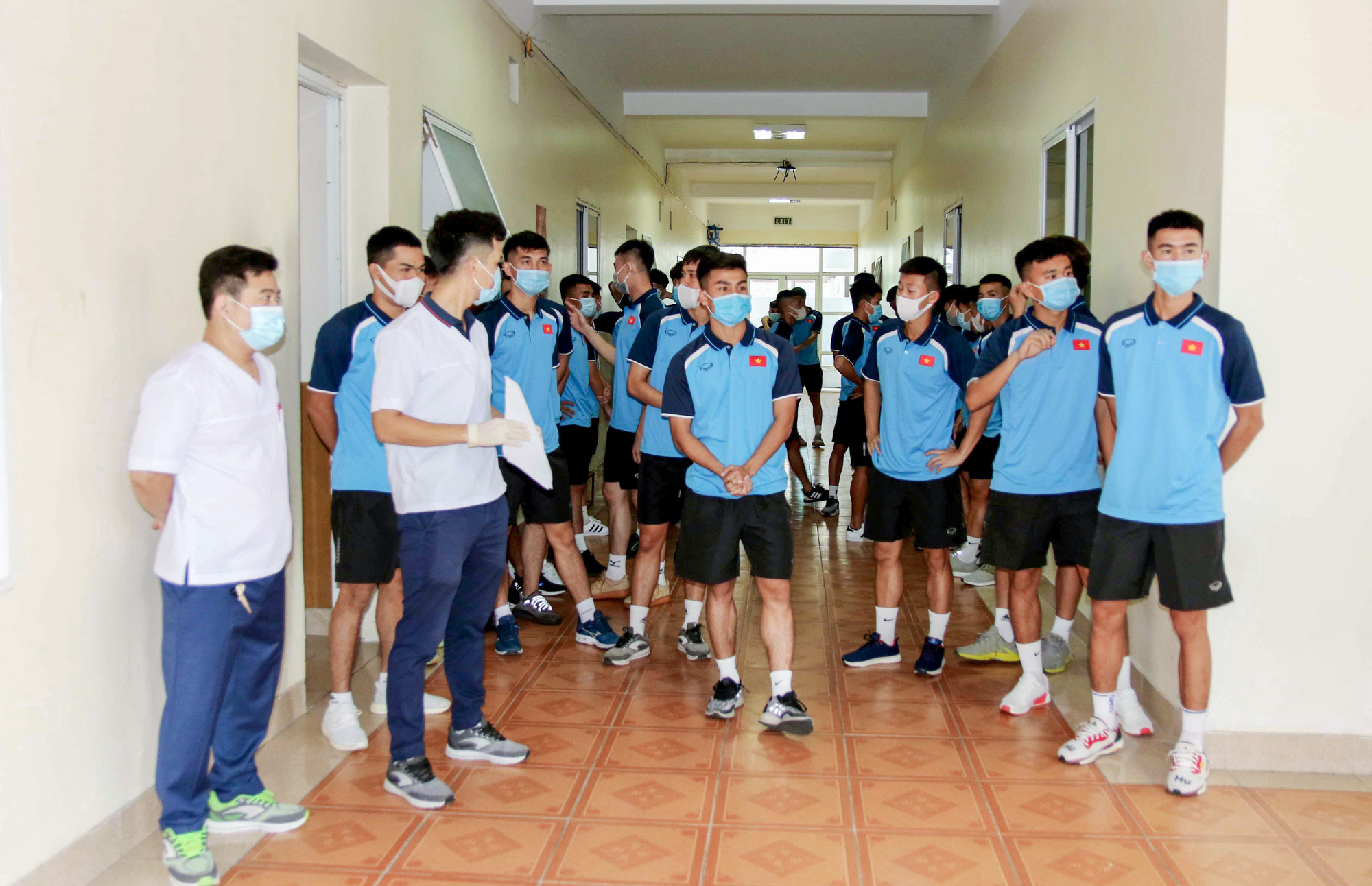 U22 Việt Nam tự nhốt ở ph&ograve;ng trong 24 giờ tới để chờ kết quả x&eacute;t nghiệm Covid-19 - Ảnh 4.