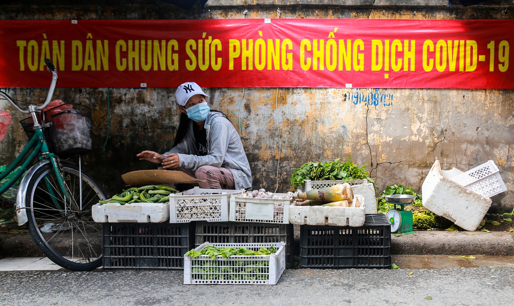 CLIP: Lập chốt đo thân nhiệt, nhắc nhở và tặng khẩu trang miễn phí cho người dân ra vào chợ - Ảnh 16.