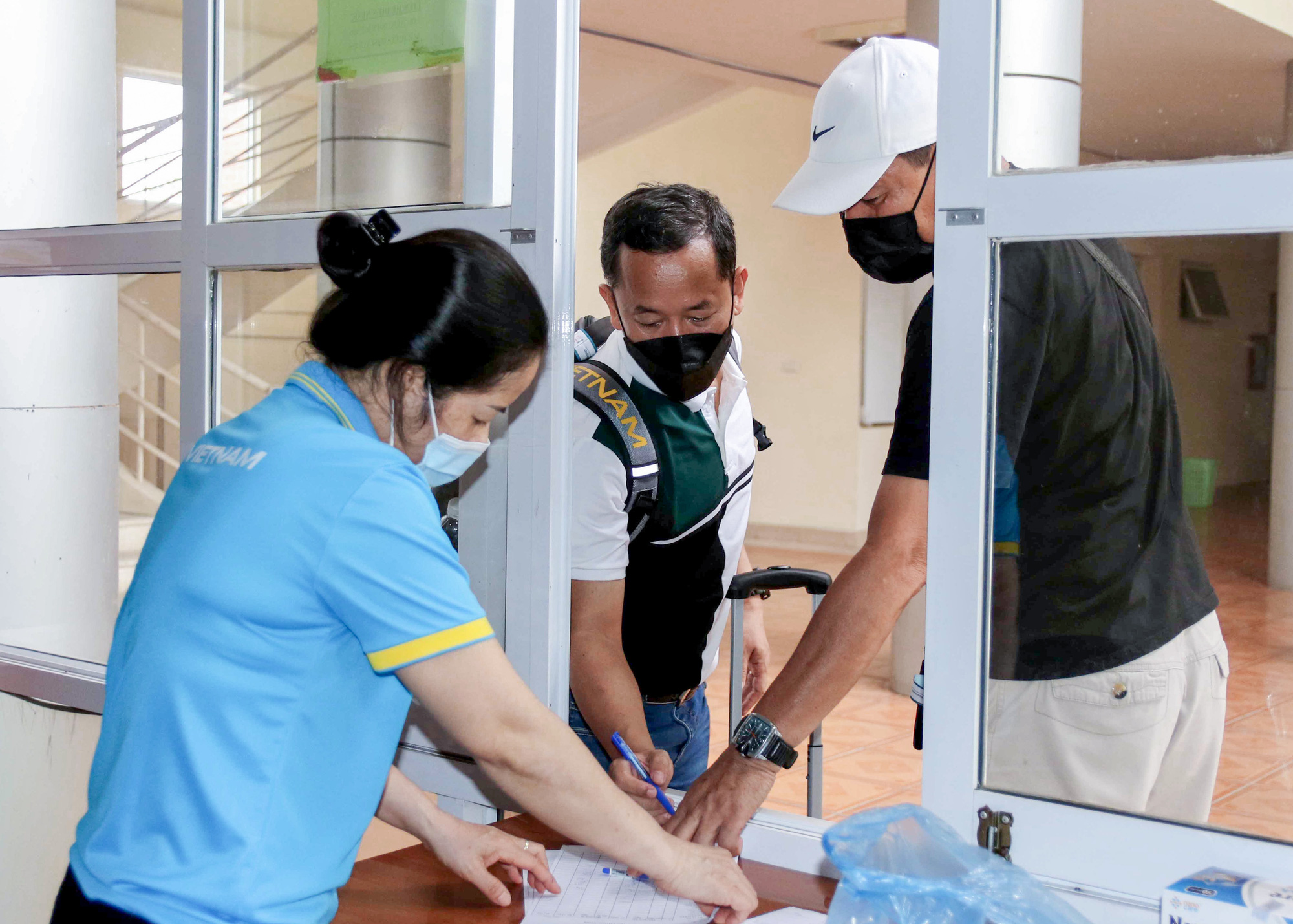 U22 Việt Nam tự nhốt ở ph&ograve;ng trong 24 giờ tới để chờ kết quả x&eacute;t nghiệm Covid-19 - Ảnh 5.