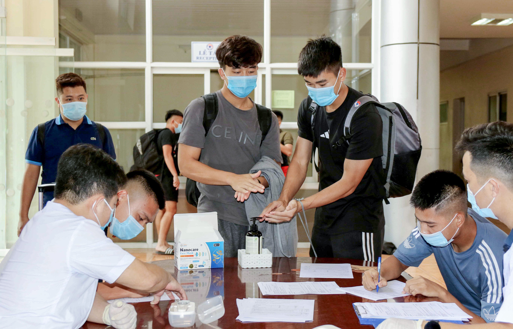 U22 Việt Nam tự nhốt ở ph&ograve;ng trong 24 giờ tới để chờ kết quả x&eacute;t nghiệm Covid-19 - Ảnh 7.