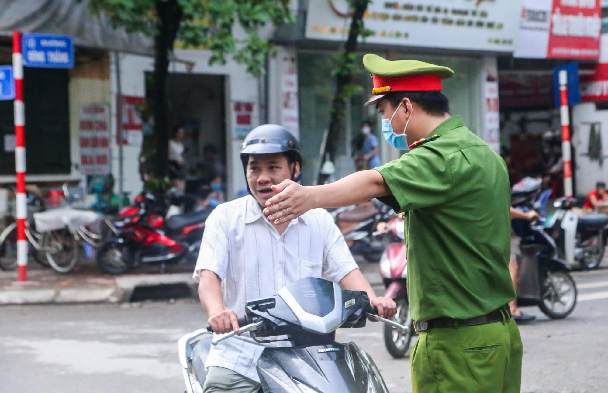 CLIP: Lập chốt đo thân nhiệt, nhắc nhở và tặng khẩu trang miễn phí cho người dân ra vào chợ - Ảnh 10.