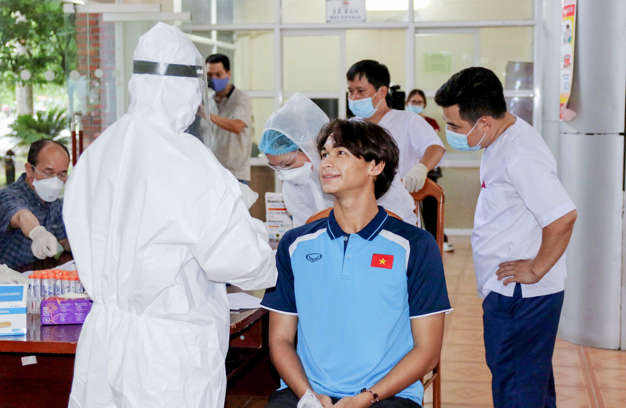 U22 Việt Nam tự nhốt ở ph&ograve;ng trong 24 giờ tới để chờ kết quả x&eacute;t nghiệm Covid-19 - Ảnh 13.