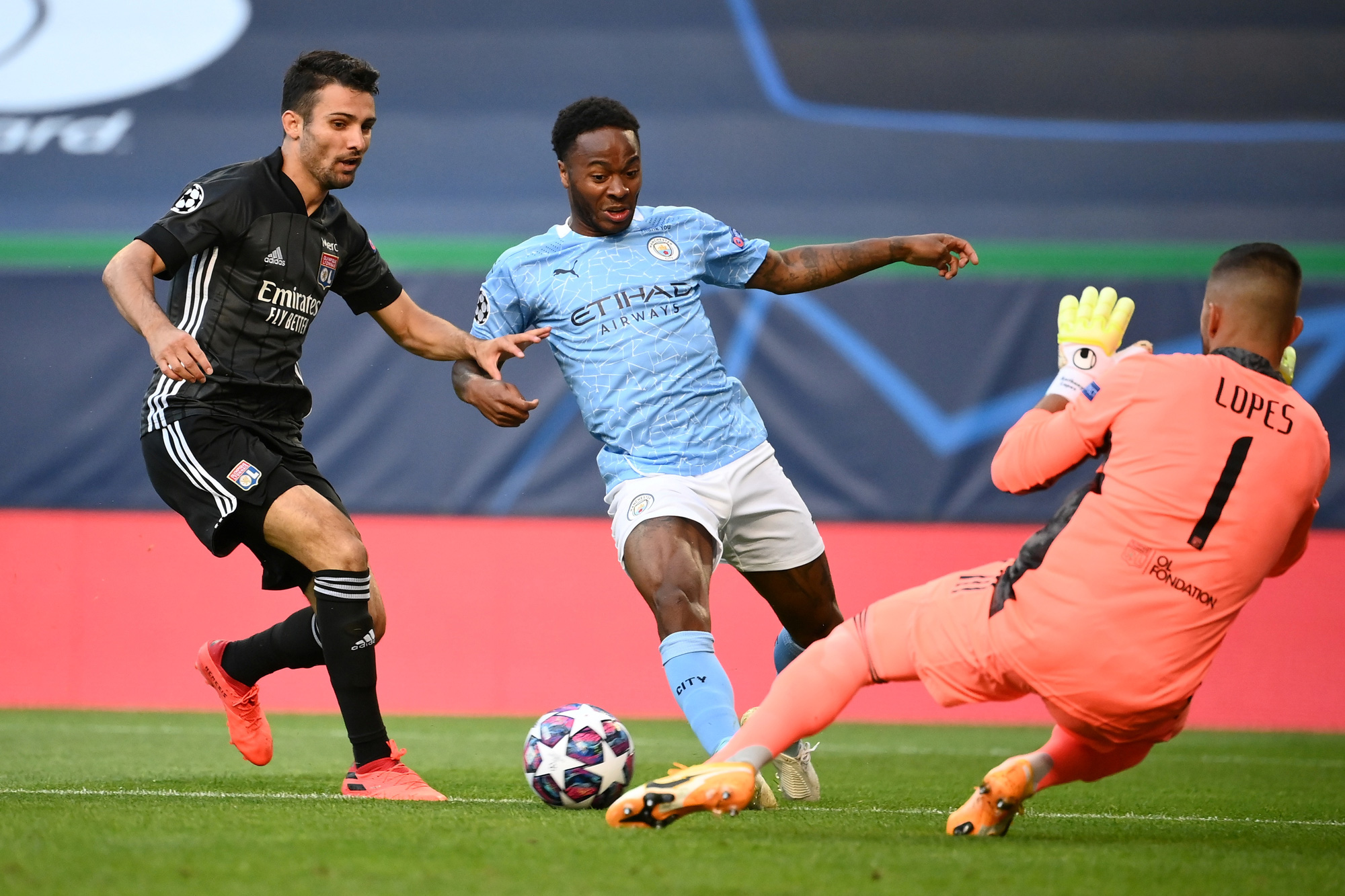 Đại địa chấn Champions League, Lyon quật ng&atilde; đại gia Man City - Ảnh 2.