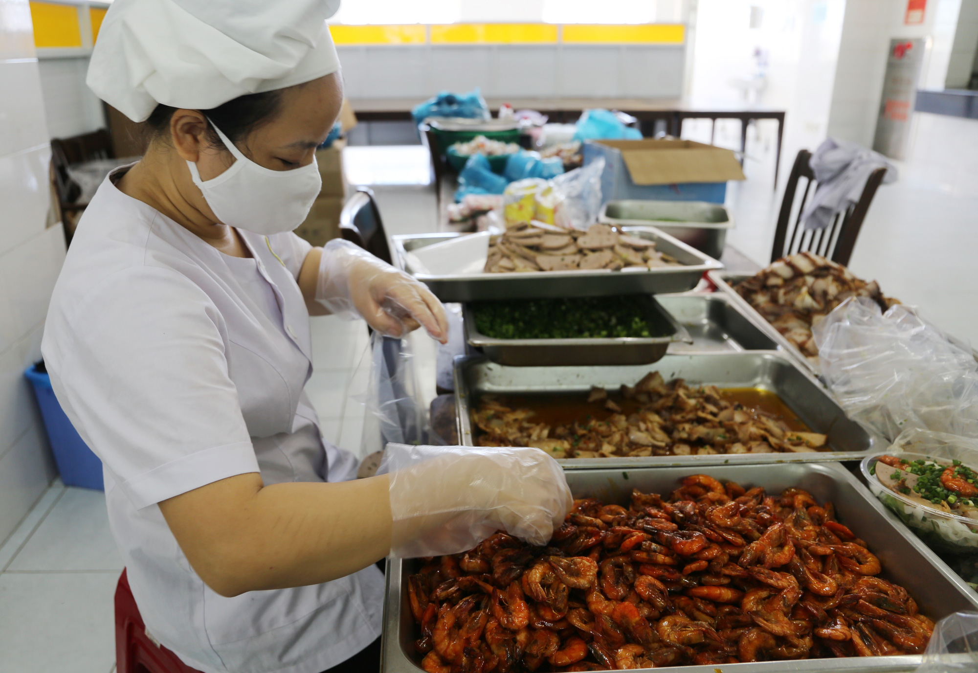 V&igrave; tuyến đầu chống dịch Covid-19: Chỉ mong b&ecirc;n trong chiến tuyến b&igrave;nh an - Ảnh 3.
