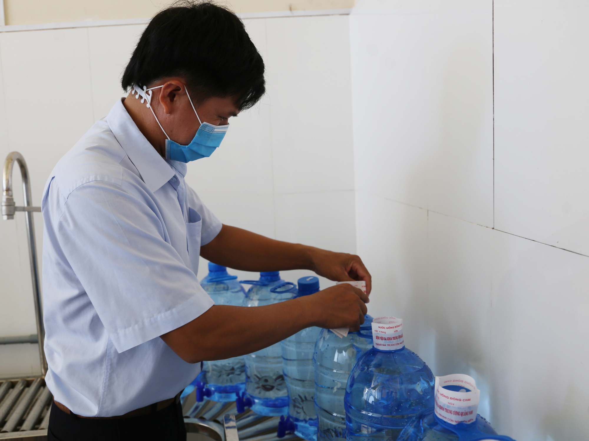 V&igrave; tuyến đầu chống dịch Covid-19: Chỉ mong b&ecirc;n trong chiến tuyến b&igrave;nh an - Ảnh 2.