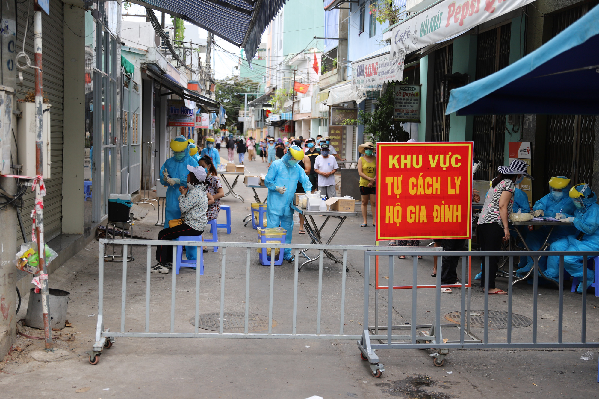 Đ&agrave; Nẵng: Nữ c&ocirc;ng an trực chốt, nữ gi&aacute;o vi&ecirc;n nấu ăn phục vụ chống dịch nhiễm Covid-19 - Ảnh 2.